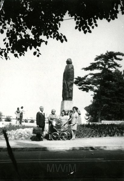 KKE 4536.jpg - Od lewej: Witold Przegaliński z żoną Wiktorią, obok ich wnuczka Bożena Krukowska oraz córka Helena Krukowska. W wózku Wituś Krukowski, fot. Wacław Krukowski, Frombork, 1973 r.